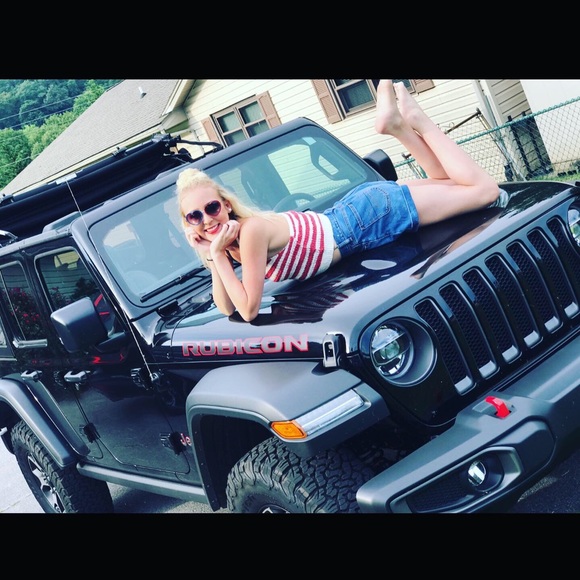 Meet your Posher, Peyton - Picture 1 of 5